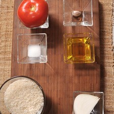 1 taza de arroz 1 pieza de jitomate bola 1/4 pieza de cebolla blanca 1/2 cucharita de sal agua al gusto aceite de oliva al gusto 1 diente de ajo