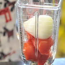 Moler el jitomate, el ajo y la cebolla en la licuadora con un poco de agua. Medir en una taza y rellenar con agua hasta completar dos tazas.