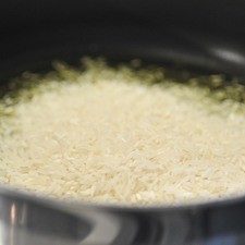 Dorar un poco el arroz en un sartén con aceite de oliva, meneando con frecuencia hasta que se vea dorado pero no quemado.