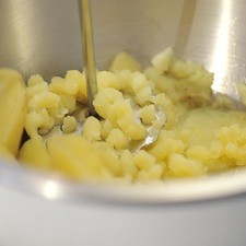 Para preparar el relleno: Pelar la papa, cortar en cuartos y poner a cocer en agua hirviendo durante 20 minutos o hasta que esté suave. Escurrir. Machacar en un tazón con un machacador o un tenedor. Reservar.
