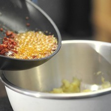 Añadir el chorizo a la papa molida y mezclar.