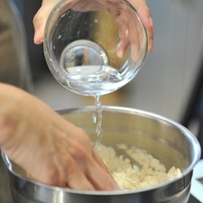 Para preparar la masa, mezclar la harina de maíz con la sal y agregar suficiente agua tibia hasta formar una pasta aterciopelada y que no se pegue en los dedos.