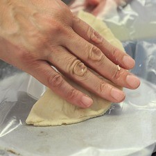 Doblar por la mitad con el plástico y juntar los bordes presionando levemente.