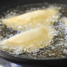 Calentar aceite en un sartén y freír las quesadillas, volteando con una pala para que se doren parejo. Escurrir sobre una servilleta de papel.