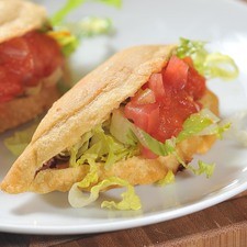 Para servir, abrir con un cuchillo, rellenar con lechuga, jitomate y salsa picante.