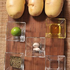 2 dientes de ajo 1 pieza de limón 1 cucharita de agua 1 cucharada de aceite de oliva pimienta al gusto 3 piezas de papa blanca 2 cucharadas de orégano seco