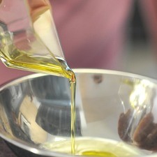 Poner el ajo picado, el jugo de limón, una cucharita de agua, aceite de oliva, orégano, sal y pimienta al gusto en un tazón.
