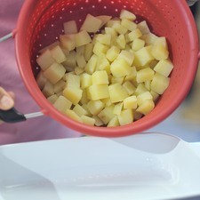Escurrir. Colocar las papas en un refractario para horno.