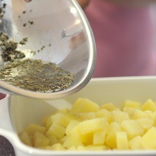 Verter sobre las papas. Revolver para que las papas se cubran con el aderezo. Hornear durante 20 minutos o hasta que se hayan cocinado. Revolver varias veces mientras se cocinan para evitar que se peguen. Agregar un poco de agua si las papas se resecan.