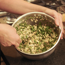 Picar finamente la cebolla y el cilantro y mezclar dentro de un tazón. Agregar el huevo, mezclar bien hasta que quede bien incorporado.