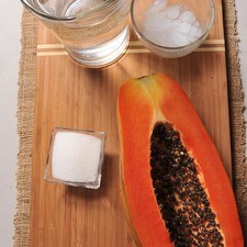 1 1/2 litros de agua 1/4 taza de azúcar blanca 2 tazas de papaya hielo al gusto