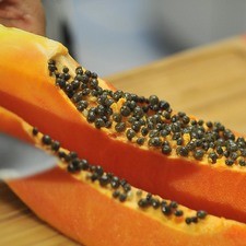 Cortar la papaya en rebanadas, retirar las semillas.