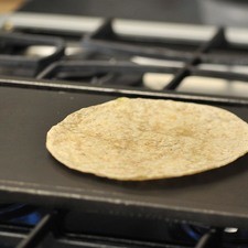 Poner a calentar el comal a fuego medio. Colocar una tortilla de harina. S 6677 1475624172