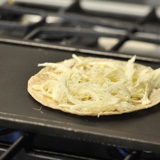 Añadir la mitad del queso desmenuzado sobre la tortilla. S 6678 1475624172