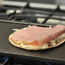 Colocar sobre éste la rebanada de jamón. S 6679 1475624171