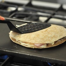 Continuar cociendo un minuto y voltear la tortilla. Cocer hasta que se derrita el queso y voltear una vez más. S 6681 1475624162