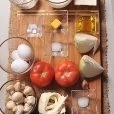 Ingredientes para las crepas: 3 piezas de huevo 1 taza de leche de vaca 1/2 cucharita de sal 1 cucharada de mantequilla 6 cucharadas de harina de trigo Ingredientes para el relleno: 1 pieza de elote Help 1/4 pieza de cebolla blanca 1 manojo de espinaca 1 taza de champiñones Ingredientes para la salsa: 2 piezas de jitomate bola 1 diente de ajo 1/4 pieza de cebolla blanca 1 pizca de bicarbonato de sodio 1/4 taza de crema de leche de vaca aceite de oliva al gusto 1/4 cucharita de sal 50 gramos de queso Oaxaca