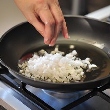Para preparar la masa de las crepas, colocar en la licuadora los huevos, la leche, la harina, la sal y 1 ½ cucharaditas de mantequilla derretida que la hemos dejado enfriar. Licuar hasta obtener una mezcla homogénea. Colocar en un tazón y refrigerar durante 20 minutos. Para preparar el relleno, acitronar la cebolla picada en un sartén con un poco de aceite de oliva hasta que se torne transparente.
