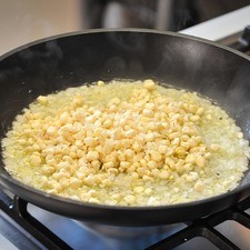 Añadir el elote desgranado y continuar cociendo durante 5 minutos, moviendo con frecuencia.