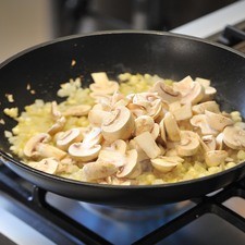 Agregar los champiñones cortados en rodajas y las espinacas picadas, continuar cociendo 3 minutos más. Sazonar con sal y mezclar bien. Reservar el relleno.