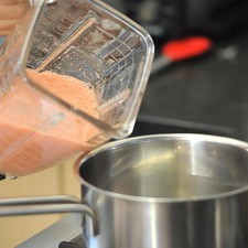 Acitronar la salsa en un sartén con un poco de aceite de oliva y agregar una pizca de bicarbonato y ¼ de cucharadita de sal. Continuar cociendo un minuto. Agregar la crema y mezclar. Apagar el fuego y reservar.