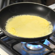 Para preparar las crepas, untar un sartén caliente de teflón con muy poca mantequilla derretida. Tomar ¼ de taza de la mezcla para crepas y vaciarla rápidamente sobre el sartén y ladearlo para todos lados para que se distribuya de manera uniforme. Continuar cociendo a fuego lento hasta que la crepa se comience a levantar de los lados. Despegarla con cuidado utilizando una pala o con la mano y voltearla. Cocerla por el otro lado hasta que esté bien cocida pero no dura.