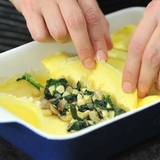 Rellenar cada crepa con un poco de la mezcla de espinacas. Enrollarlas en forma de enchilada y colocarlas en una fuente para horno.