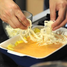 Espolvorear con el queso Oaxaca desmenuzado y hornear a 350°F (175°C) durante 15 minutos hasta que estén calientes y el queso se vea gratinado.