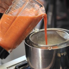 Colar y sofreír la salsa en una sartén honda con aceite vegetal. Continuar cociendo a fuego medio durante 5 minutos hasta que cambie de color. Sazonar con sal.