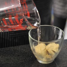 Disolver la masa en agua.