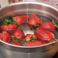 Remojar las fresas en agua con desinfectante durante 5 minutos antes de remover el pedúnculo.