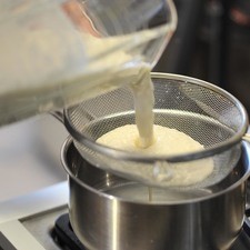 Colar y colocar en una olla honda.