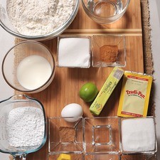 Ingredientes para el relleno: 1 cucharada de canela en polvo 90 gramos de mantequilla sin sal 1/4 taza de azúcar blanca Ingredientes para la masa base dulce de levadura: 1/2 taza de agua 1/2 taza de leche de vaca 1/4 taza de azúcar blanca 4 cucharadas de mantequilla sin sal 1 pieza de yema de huevo 1 1/2 cucharitas de extracto de vainilla 2 3/4 tazas de harina de trigo 3/4 cucharita de sal 1/2 cucharita de nuez moscada en polvo papel plástico adherente al gusto hilo de nylon al gusto 11 gramos de levadura seca instantánea Ingredientes para el glaseado: 1 taza de azúcar glass (pulverizada) 1 cucharada de agua 1/4 pieza de limón S 6719 1475624081