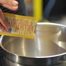 Para preparar la masa madre, colocar la leche y el agua en una olla honda pequeña y poner a fuego hasta entibiar, no debe estar caliente. Retirar del fuego y colocar en un tazón, espolvorear la levadura seca encima en forma de lluvia. Batir con un batidor de globo hasta integrar. S 6720 1475624077