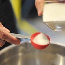 Agregar una cucharada de azúcar blanca y una taza de harina, mezclar nuevamente hasta obtener una masa pegajosa. Sellar con papel plástico adherente y dejar reposar en un lugar cálido durante 30 minutos o hasta que se vea que salen muchas burbujas y se esponja la masa. En un tazón grande, revolver el resto de la harina, el resto del azúcar, la sal y la nuez moscada. S 6721 1475624077