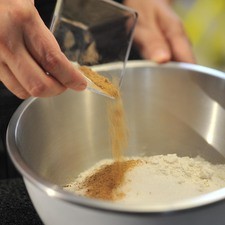 Para preparar el relleno, mezclar el azúcar y la canela en un tazón y dejar suavizar los 90 gramos de mantequilla sin sal. S 6727 1475624063