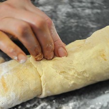 Pasar un hilo de Nylon debajo del rollo a unos 4 cm del borde, levantar el hilo y cruzar sobre el rollo estirando fuerte para cortar un rollito. S 6737 1475624052