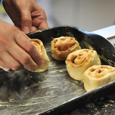 Repetir la operación hasta cortar 12 rollitos. Colocar los rollitos sobre la fuente engrasada para horno dejando un poco de espacio entre cada uno. Cubrir con papel plástico adherente y dejar reposar en un lugar cálido hasta que doblen su tamaño, aproximadamente una hora. Pre calentar el horno a 350°F (175°F) durante 10 minutos y hornear de 25 a 30 minutos hasta que al presionar la masa vuelva a su lugar. Sacar del horno y dejar enfriar 10 minutos. Nota: se pueden congelar los rollitos ya horneados hasta por 2 semanas. S 6738 1475624051