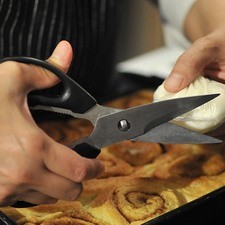 Colocar en una bolsa de plástico, cortar la esquina con una tijera para hacer una especie de manga pastelera y presionar para esparcir la mezcla sobre los roles tibios. S 6740 1475624041
