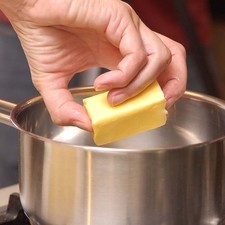 Poner la mantequilla a derretir en una olla honda pequeña. Retirar del fuego y reservar.