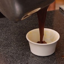 Vaciar la mezcla en cuatro moldes individuales previamente engrasados con mantequilla. Hornear entre siete y nueve minutos en horno pre calentado a 400°F (200 °C) hasta que los pastelitos estén horneados pero el centro esté suave. Retirar del horno, dejar reposar un minuto, desmoldar y servir inmediatamente.