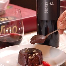 Servir decorados con fresas y azúcar pulverizada y maridados con una copa de vino tinto Norte 32 etiqueta negra.