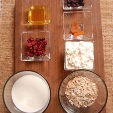 2 cucharadas de arándanos deshidratados 2 cucharadas de uva pasa 2 piezas de chabacano deshidratado 2 cucharadas de miel de agave 1 taza de yogur natural 1/2 taza de hojuelas de avena 1/4 taza de queso cottage