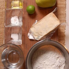 Ingredientes para toda la masa delgada: 1 1/2 tazas de harina de trigo 1/4 cucharita de polvo para hornear (levadura química) 1 cucharita de sal 1 cucharada de aceite de oliva 3/4 taza de agua Ingredientes para aderezar: 1 pieza de manzana verde 1 pieza de limón 250 gramos de queso gorgonzola S 6757 1475623985
