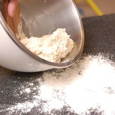 Voltear la masa sobre una mesa enharinada. S 6760 1475623981