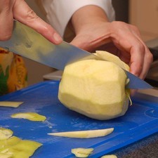 Pelar las manzanas y rebanar en rebanadas delgadas. Colocar los gajos de manzana en un tazón con agua y limón para evitar que se oxiden. S 6762 1475623979