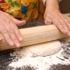 Para armar la pizza, extender la masa con un rodillo de madera sobre una mesa enharinada hasta que quede bien delgada. S 6764 1475623974