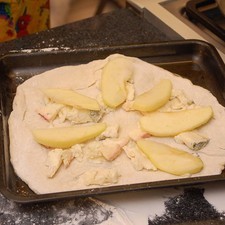 Espolvorear el queso rallado y colocar encima los gajos de manzana escurridos. Hornear en horno previamente calentado a 350°F (175°C) durante 10 o 15 minutos hasta que la masa esté dorada y el queso derretido. S 6768 1475623968