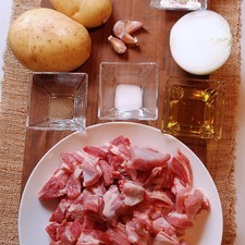 800 gramos de pecho de res 2 dientes de ajo 2 cucharadas de harina de trigo 5 cucharadas de aceite de oliva 1/2 pieza de cebolla blanca 1 cucharita de sal 1/2 cucharita de pimienta negra molida 1 botella de vino tinto Norte 32 Teziano