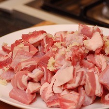 Cortar la carne en cubos tamaño bocado.
